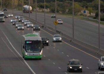 A pesar de las restricciones y el aumento de contagios, masivo éxodo a la costa por el fin de semana largo