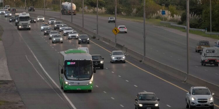 A pesar de las restricciones y el aumento de contagios, masivo éxodo a la costa por el fin de semana largo