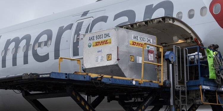 Llegan más de 160 mil vacunas de Pfizer, de las 20 millones que se esperan este año