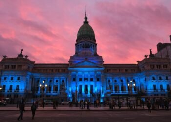 EL CONGRESO, ILUMINADO DE AZUL POR EL DÍA NACIONAL DE LAS PERSONAS SORDAS