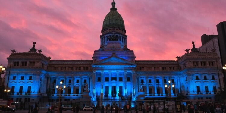 EL CONGRESO, ILUMINADO DE AZUL POR EL DÍA NACIONAL DE LAS PERSONAS SORDAS