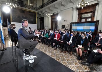 MASSA ESCUCHÓ EN EL CONGRESO A MÁS DE 90 JÓVENES ESTUDIANTES Y PROFESIONALES DE TODO EL PAÍS