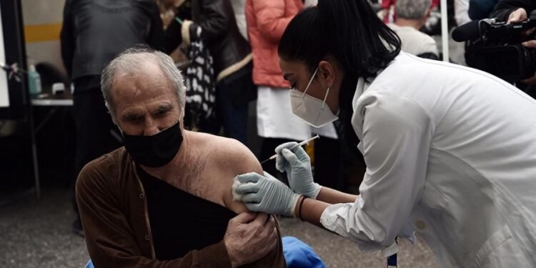 Según la OMS, Ómicron se propaga más rápidamente y las vacunas son menos efectivas