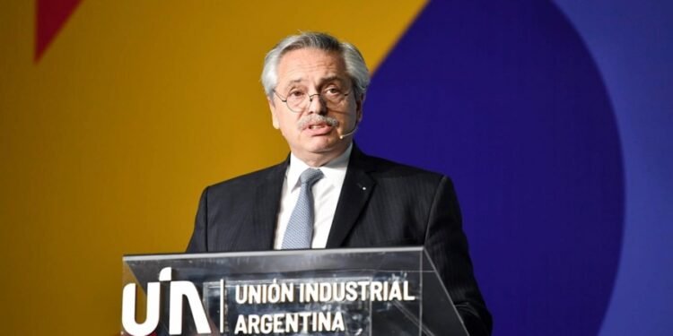 Fernández dijo que será “inflexible” en el cuidado de los precios y negociará con “pulso firme” ante el FMI