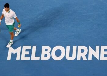 Djokovic permanece retenido en Melbourne tras apelar la negativa de ingreso a Australia