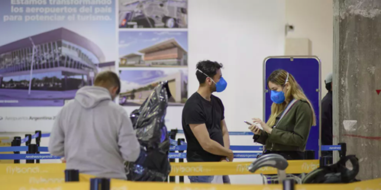 Aerolíneas Argentinas podría reprogramar sus vuelos por la suba de contagios