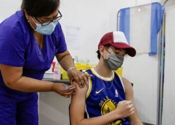 Comenzaron a aplicar las dosis de refuerzos a adolescentes previo al inicio de clases