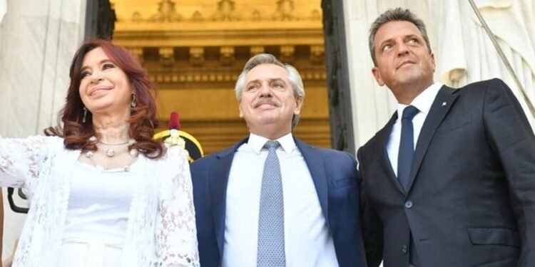 “Es hora de reconocer y registrar las actividades de la economía popular”, dijo Fernández