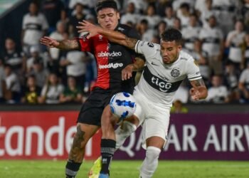 A Colón le anularon dos goles que le impidieron derrotar a Olimpia