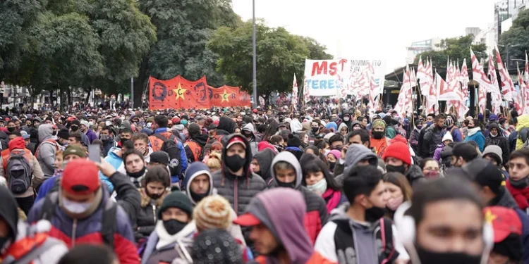Grupos piqueteros de todo el país preparan una masiva marcha y el Gobierno porteño se reunirá con los organizadores para coordinar el operativo policial