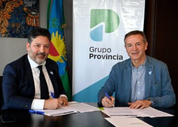 El presidente del Grupo Provincia, Gustavo Menéndez, y el secretario general del Sindicato del Seguro, Jorge Sola, firmaron un convenio de colaboración para que dirigentes sindicales se capaciten en prevención de riesgos en el trabajo.