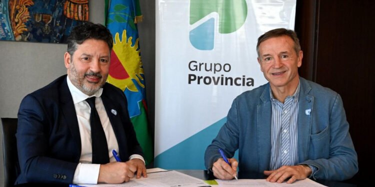 El presidente del Grupo Provincia, Gustavo Menéndez, y el secretario general del Sindicato del Seguro, Jorge Sola, firmaron un convenio de colaboración para que dirigentes sindicales se capaciten en prevención de riesgos en el trabajo.