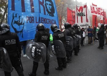 Organizaciones sociales mantienen acampe en Retiro para pedir a empresarios que “bajen los precios”