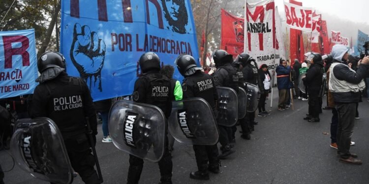 Organizaciones sociales mantienen acampe en Retiro para pedir a empresarios que “bajen los precios”