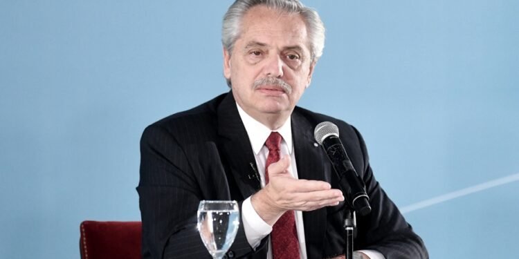 Alberto Fernández firmará un convenio para agregar horas de clase en Tucumán