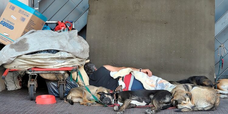 Denuncian al gobierno porteño por violencia institucional a personas en situación de calle