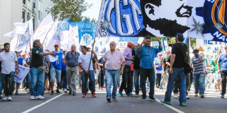 Bancarios realizan desde las 11 un cese de tareas para sumarse a la marcha de la CGT
