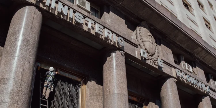 A la espera del Presupuesto y la reunión con el FMI, Economía busca cerrar los números fiscales sin excesivos recortes