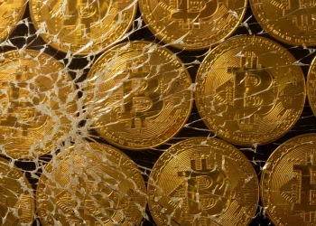 Bitcoin vuelve a las bajas: perdió más de 6% en una hora en la apertura del viernes