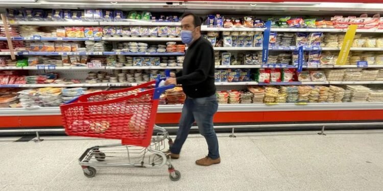 Cuáles fueron los 30 productos que más aumentaron este mes en los supermercados, según un relevamiento del Gobierno