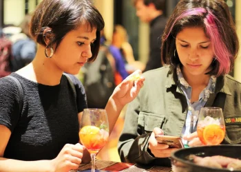 Salir a comer afuera cuesta 106% más que a fines de 2021: qué hay detrás de ese aumento