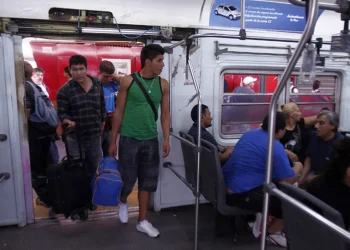 Ya rigen aumentos para pasajeros de colectivos y trenes en el Área Metropolitana
