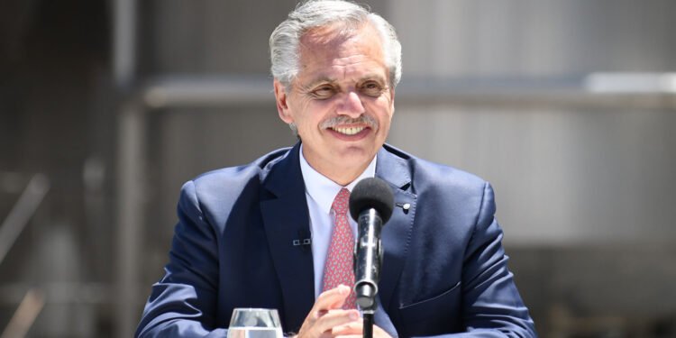Alberto Fernández abre el juego electoral en el peronismo y divide su discurso político para que la interna no opaque la gestión
