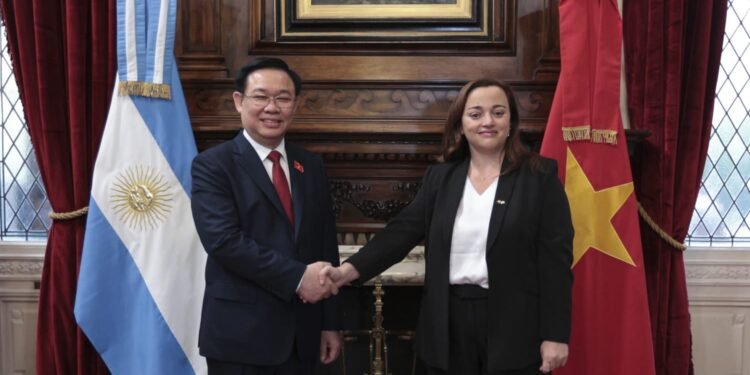 Cecilia Moreau recibió a su par de Vietnam para promover la cooperación económica y parlamentaria entre ambos países