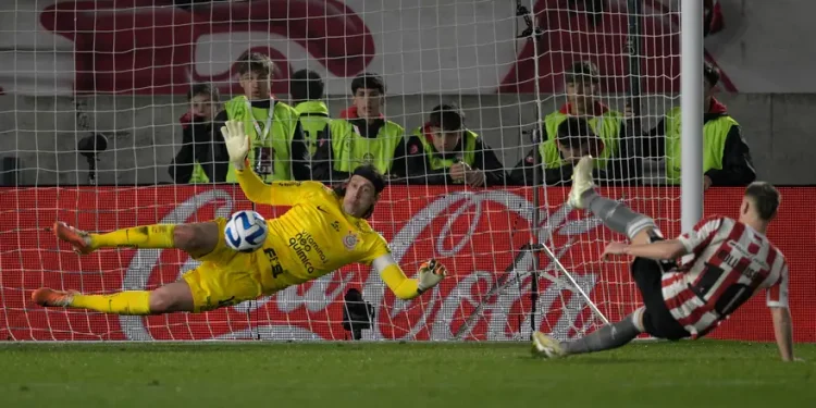 Estudiantes, eliminado de la Copa Sudamericana: los palos no estuvieron de su lado