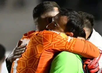 Armani le puso los guantes