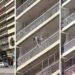 Un nene de 11 años quedó atrapado en la red del balcón de un octavo piso y lograron rescatarlo
