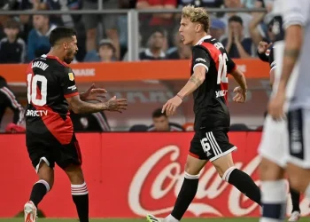 River lo dio vuelta y se mantiene en la cima