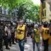 Sobre la vereda y sin cortar la calle: Raúl Castells encabeza la primera protesta contra el gobierno de Javier Milei