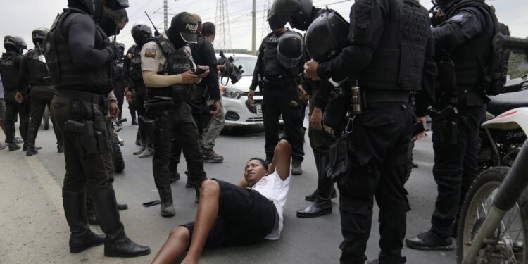 Noche de terror en Ecuador: desde coches bomba hasta amenazas al presidente