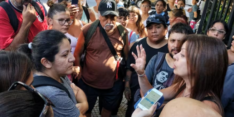 Los movimientos redoblan la apuesta: planean movilizar 10 mil personas y hacer fila para que Petovello los atienda de a uno