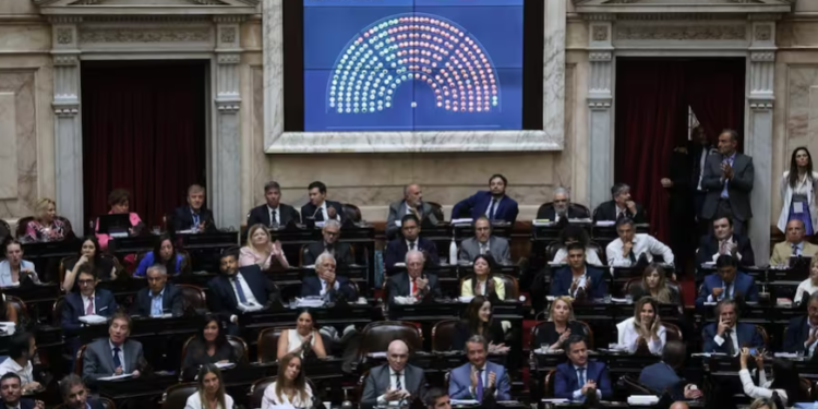 Tras más de 28 horas de debate, la sesión por la ley ómnibus es la más larga registrada en la Cámara de Diputados