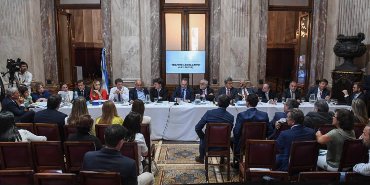 El kirchnerismo le reclamó a Victoria Villarruel que convoque a sesión para tratar el DNU