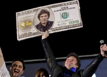 Suben las acciones argentinas de Wall Street y baja el riesgo país, en la previa de la cadena nacional de Milei