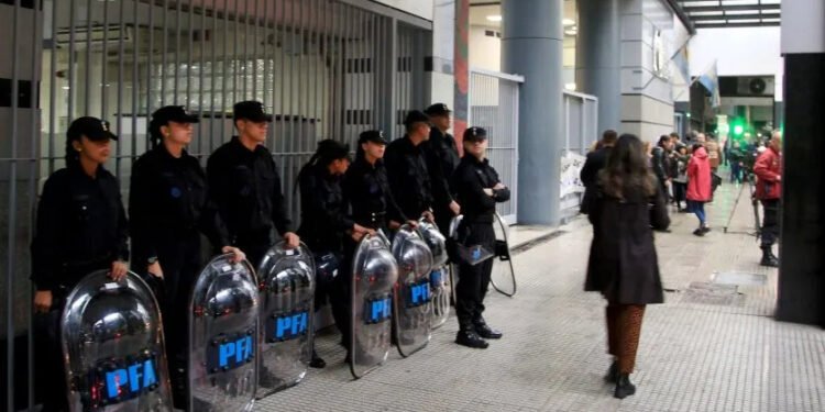 Tensión en edificios públicos por la protesta nacional de la ATE: ingresos masivos tras la ola de despidos