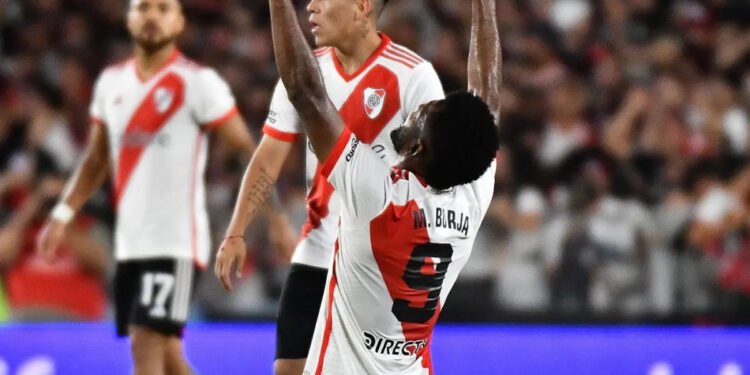 Con dos goles de Borja, River Plate venció 2-1 a Rosario Central y quedó a un paso de los cuartos de final de la Copa de la Liga