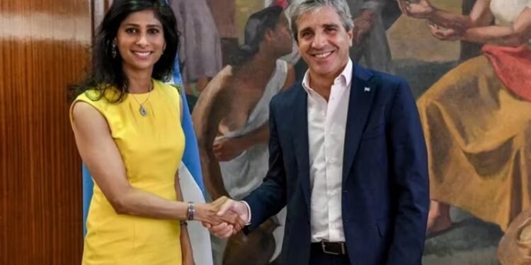 El Gobierno acordó con el FMI y podría recibir 800 millones de dólares