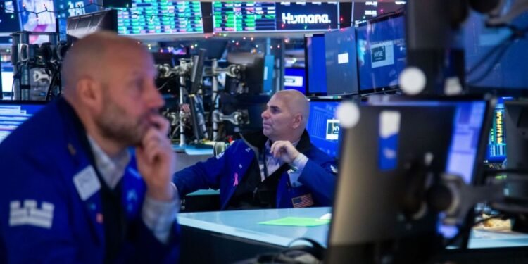 El riesgo PAÍS roza los 1.500 puntos, tras subir las distintas cotizaciones del dólar y caen los bonos