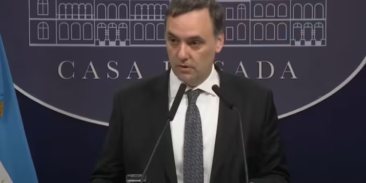 Manuel Adorni le respondió a Prat Gay y habló sobre el amparo que presentó Silvia Mercado