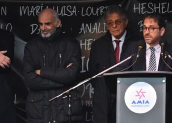 Fuerte reclamo del presidente de la AMIA a la Justicia y el Congreso en el acto por el aniversario de los 30 años del atentado