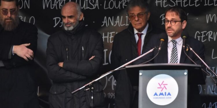 Fuerte reclamo del presidente de la AMIA a la Justicia y el Congreso en el acto por el aniversario de los 30 años del atentado