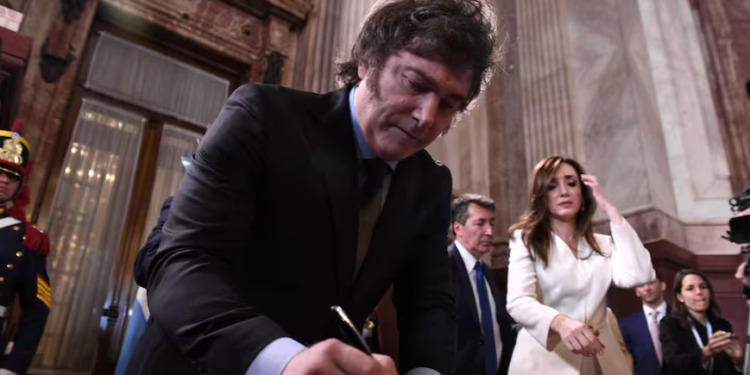 Javier Milei espera vetar hoy el aumento en las jubilaciones