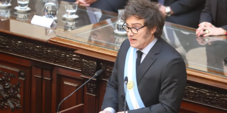 Sin previsiones y con chicanas, Javier Milei presentó el Presupuesto 2025 para ponerle “cepo al Estado”