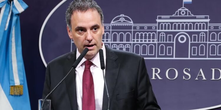 Pobreza: en la previa del dato del Indec, el Gobierno culpó al kirchnerismo por la “herencia desastrosa”