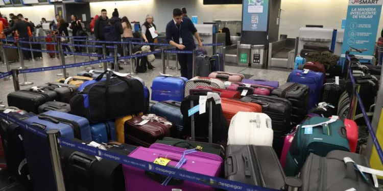 Frente a un nuevo paro de aeronáuticos, el Gobierno cuestionó los privilegios de los pilotos