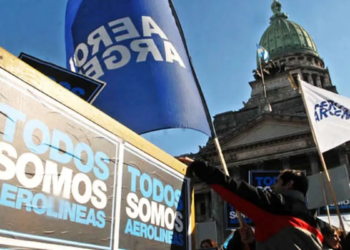 En medio del conflicto aeronáutico, el Gobierno habilita a tripulaciones y aviones extranjeros a operar vuelos de cabotaje